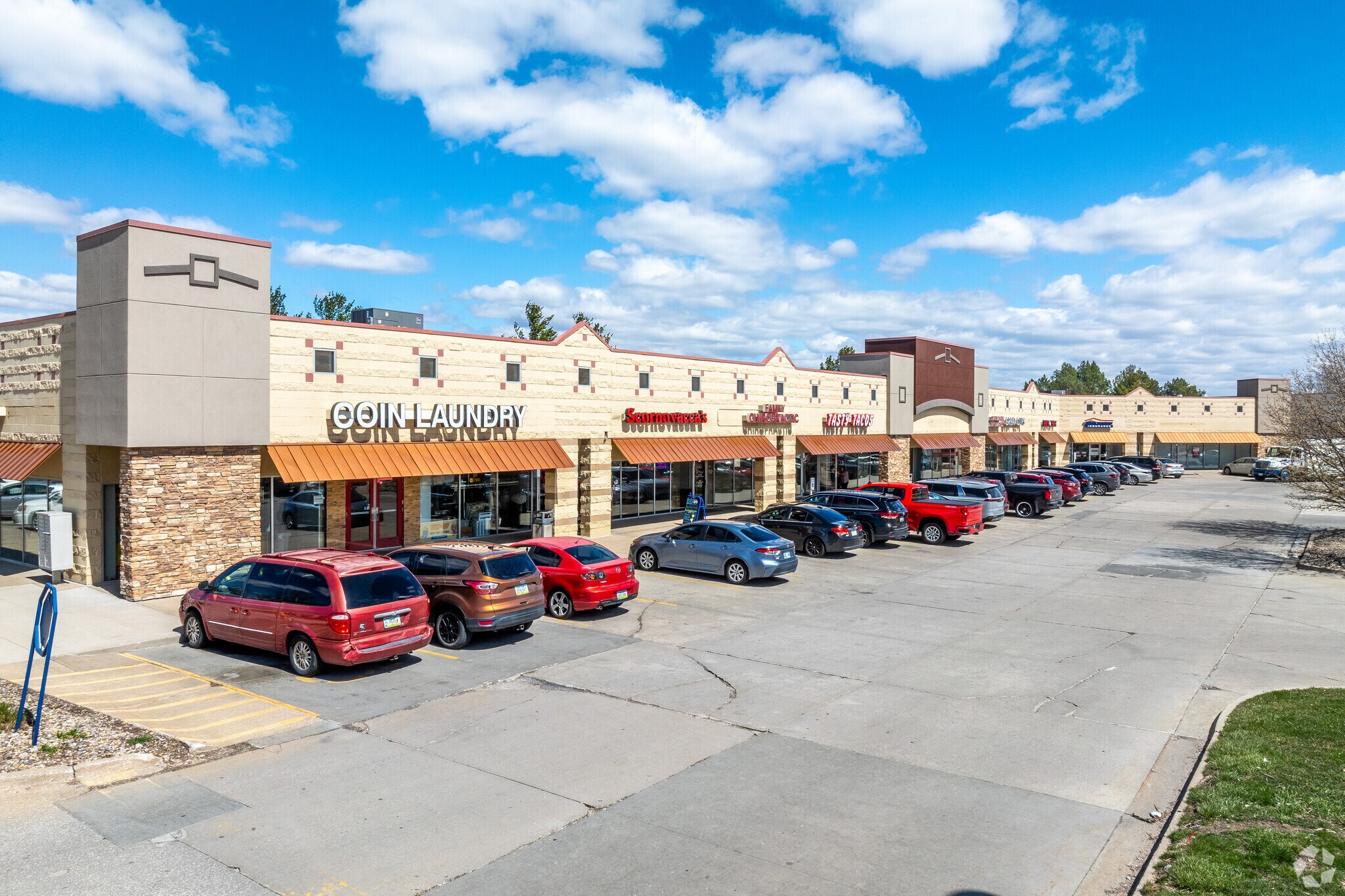 8513-8569 Hickman Rd, Urbandale, IA à louer Photo principale– Image 1 sur 9