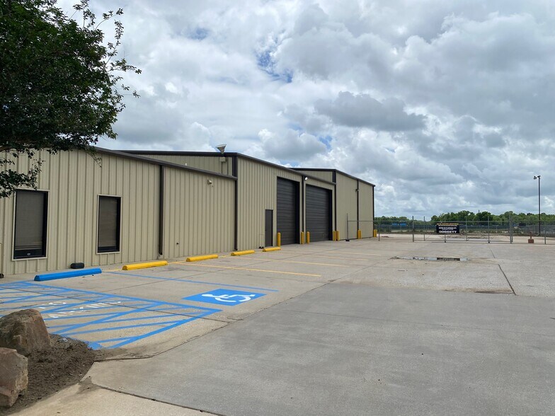 4355 W Cardinal Dr, Beaumont, TX à louer - Photo de l’immeuble – Image 3 sur 6