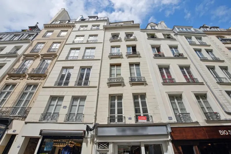 66 Rue Saint-Honoré, Paris à louer - Photo de l’immeuble – Image 1 sur 11