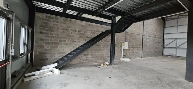 Local d'activités dans Laboissière-en-Thelle à vendre - Photo de l’immeuble – Image 3 sur 6