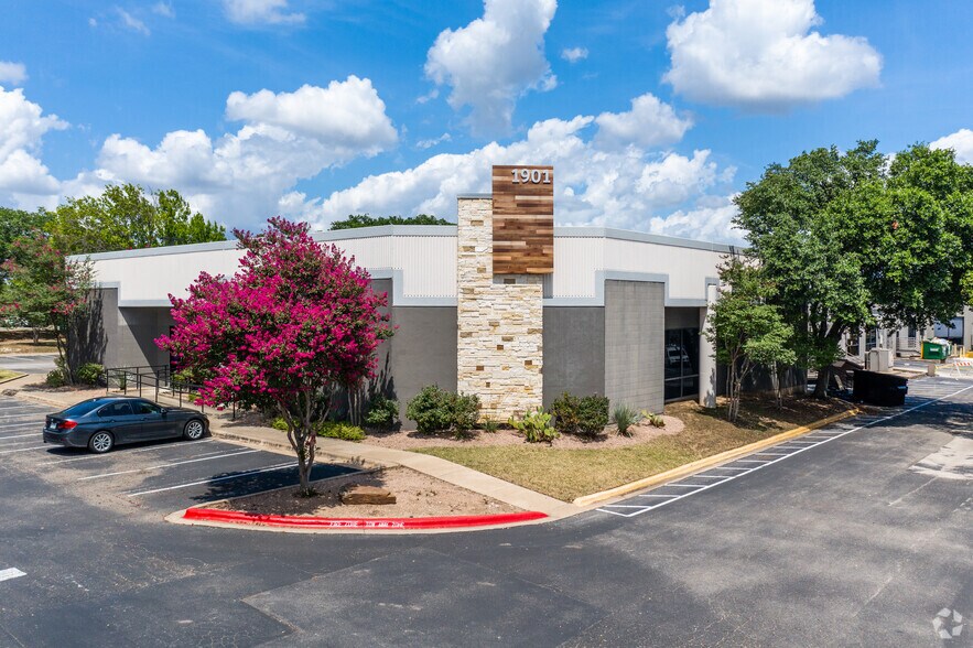 1901 W Braker Ln, Austin, TX à louer - Photo de l’immeuble – Image 1 sur 4