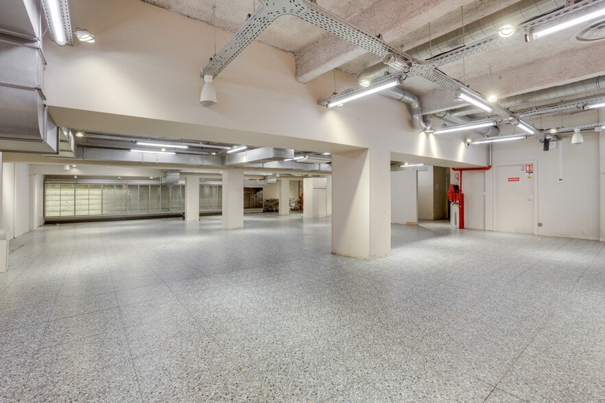 Avenue Daumesnil, Paris à vendre - Photo de l’immeuble – Image 2 sur 9