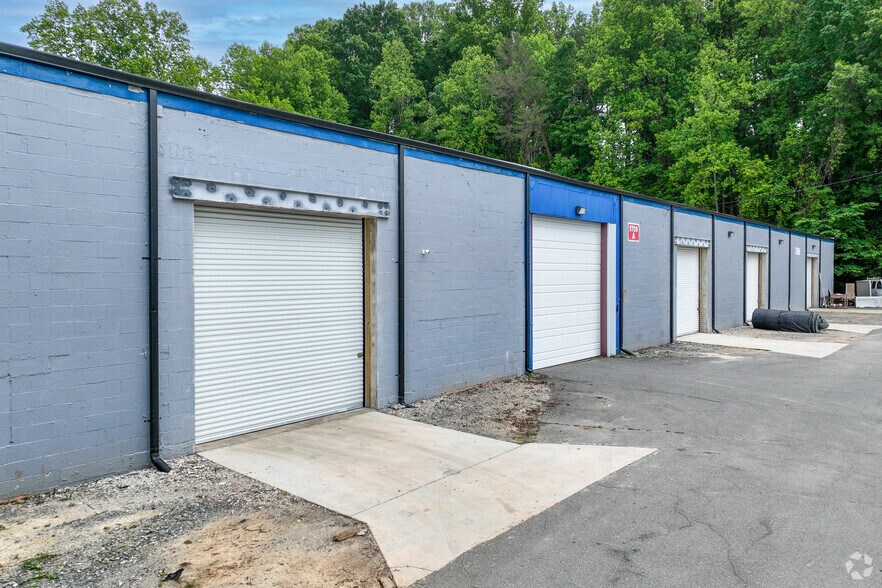 5709 Robin Wood Ln, Winston-Salem, NC à louer - Photo de l’immeuble – Image 2 sur 24