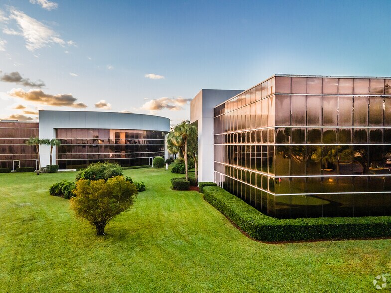 580 Village Blvd, West Palm Beach, FL à louer - Photo de l’immeuble – Image 3 sur 22