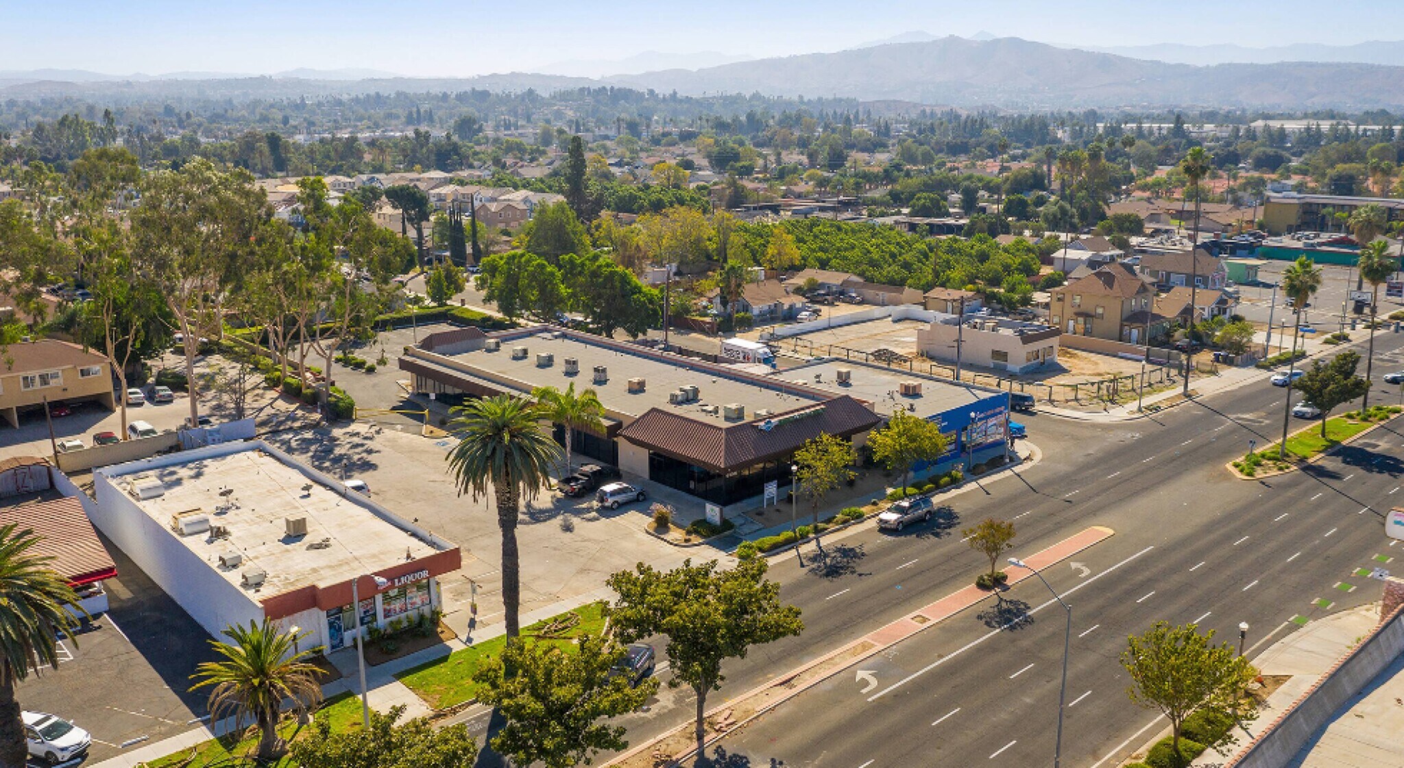 9758 Magnolia Ave, Riverside, CA à louer Photo principale– Image 1 sur 2