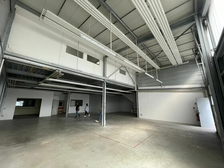 Local d’activités dans Fontaine à louer - Photo de l’immeuble – Image 1 sur 4