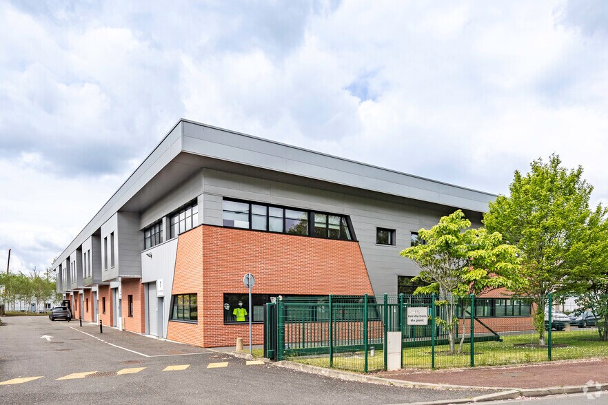 Bureau dans Saint-Ouen-l'Aumône à vendre - Photo principale – Image 1 sur 2