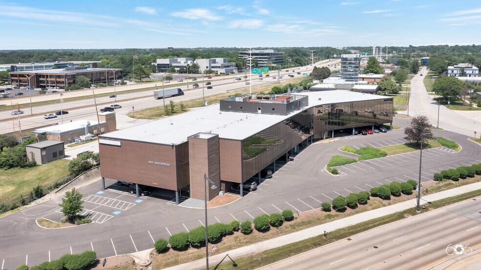 800 Enterprise Dr, Oak Brook, IL à louer - Photo de l’immeuble – Image 3 sur 10
