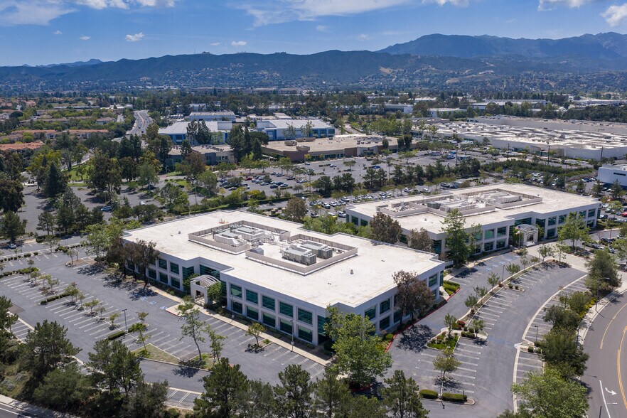 2380 Conejo Spectrum St, Thousand Oaks, CA à vendre - Photo de l’immeuble – Image 3 sur 14