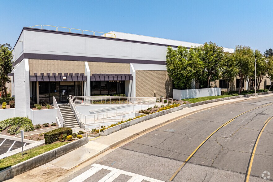 542 W Covina Blvd, San Dimas, CA à louer - Photo de l’immeuble – Image 1 sur 12