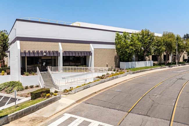 Plus de détails pour 542 W Covina Blvd, San Dimas, CA - Local d'activités à louer