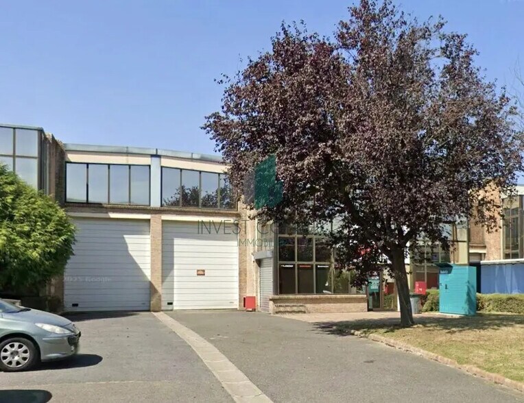 Local d’activités dans Le Thillay à louer - Photo de l’immeuble – Image 1 sur 11