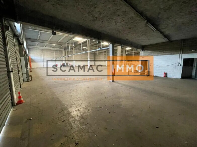 Industriel/Logistique dans à louer - Photo de l’immeuble – Image 2 sur 5