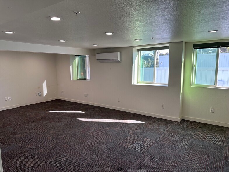 545 Stevens Ave W, Solana Beach, CA à louer - Photo intérieure – Image 2 sur 3