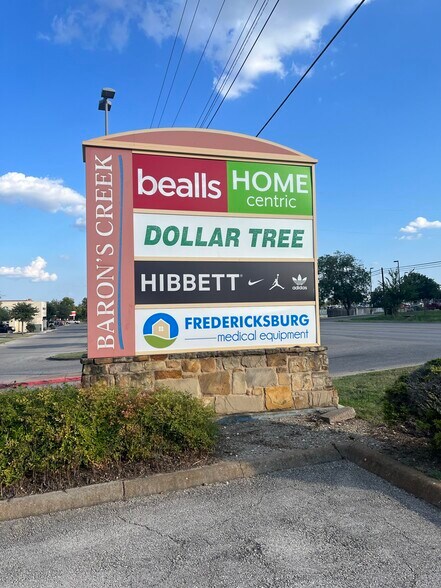 1408-1412 E Main St, Fredericksburg, TX à louer - Photo de l’immeuble – Image 3 sur 3