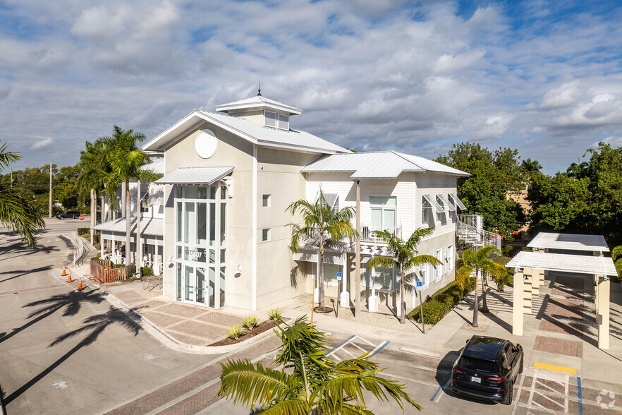 15801 Biscayne Blvd, North Miami Beach, FL à louer - Photo de l’immeuble – Image 3 sur 19