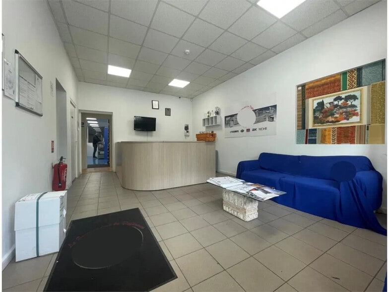 Local d'activités dans Trappes à vendre - Hall d’entrée – Image 2 sur 9