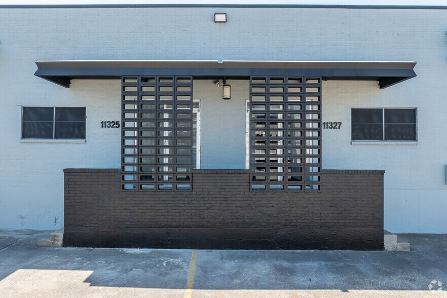 11301-11345 Indian Trl, Dallas, TX à louer - Photo de l’immeuble – Image 2 sur 6