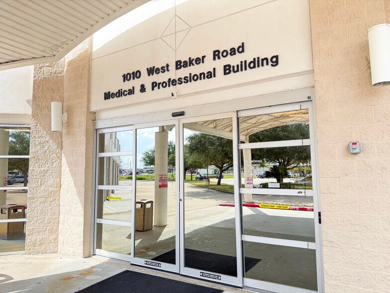 1010 W Baker Rd, Baytown, TX à louer - Photo de l’immeuble – Image 2 sur 13