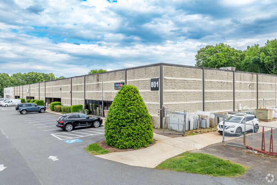 801 Pressley Rd, Charlotte, NC à louer - Photo de l’immeuble – Image 3 sur 8