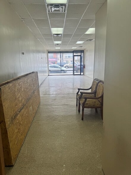 2451-2459 E Tremont Ave, Bronx, NY à louer - Photo de l’immeuble – Image 2 sur 8