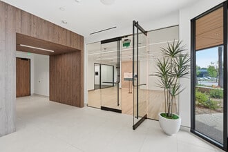 6815 Flanders Dr, San Diego, CA à louer Photo intérieure– Image 2 sur 10