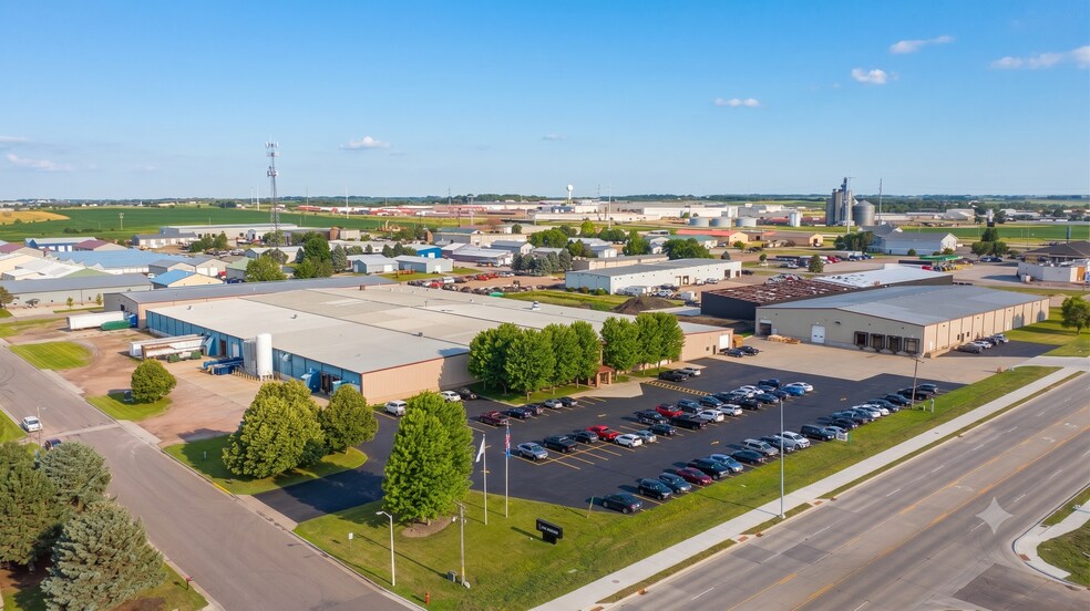 Lippert Components Manufacturing Campus portefeuille de 2 biens à vendre sur LoopNet.fr - Photo de l’immeuble – Image 1 sur 13