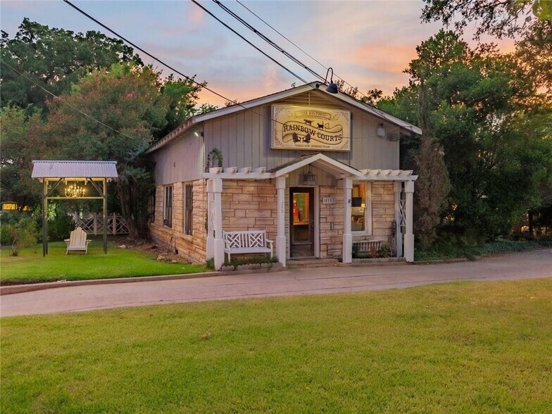 915 E Cameron Ave, Rockdale, TX à vendre - Photo de l’immeuble – Image 3 sur 44