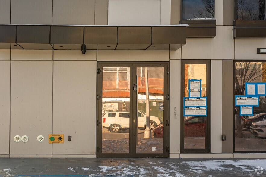 7560 188th St, Fresh Meadows, NY à louer - Photo de l’immeuble – Image 3 sur 8