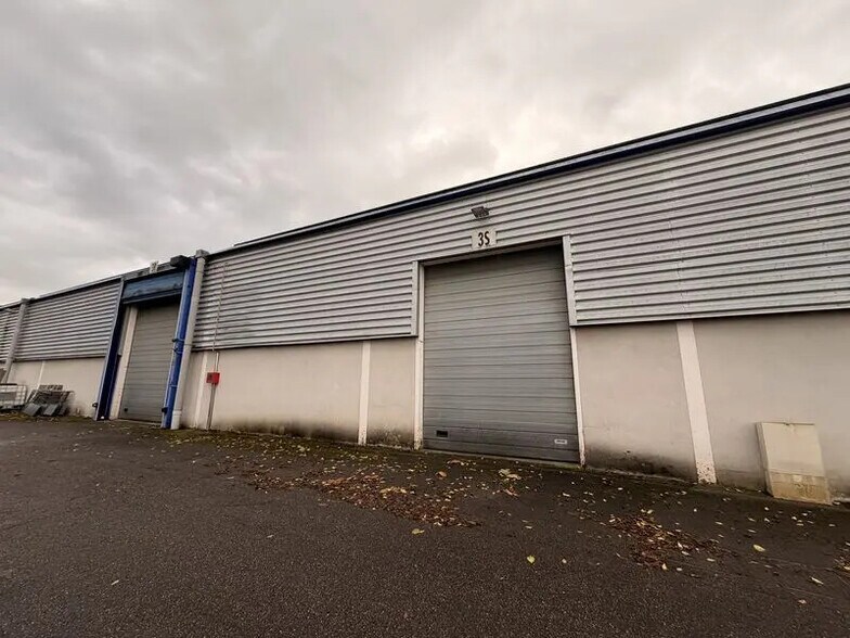 Local d'activités dans Crémieu à vendre - Photo de l’immeuble – Image 3 sur 16