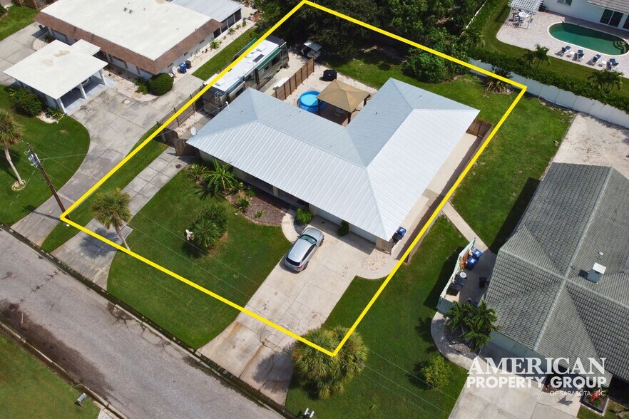 1860 Southpointe Dr, Sarasota, FL à vendre - Photo principale – Image 1 sur 18