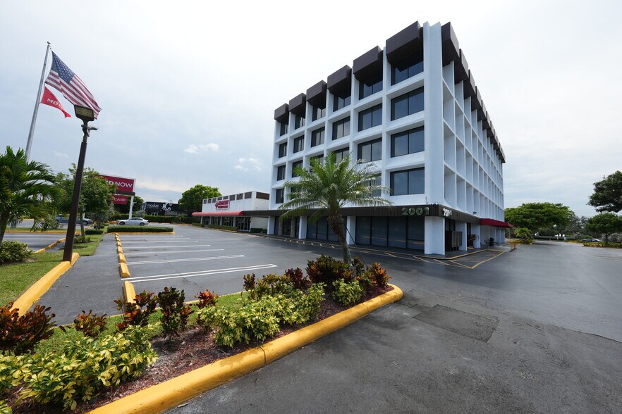 2001 Palm Beach Lakes Blvd, West Palm Beach, FL à louer - Photo de l’immeuble – Image 2 sur 7