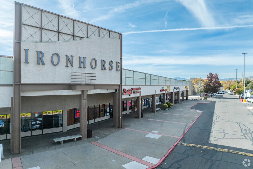 587-589 E Prater Way, Sparks, NV à louer - Photo principale – Image 1 sur 5