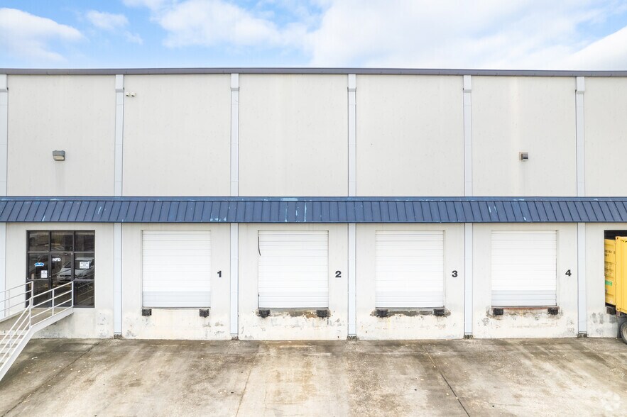 9040 Railwood Dr, Houston, TX à louer - Photo de l’immeuble – Image 3 sur 5