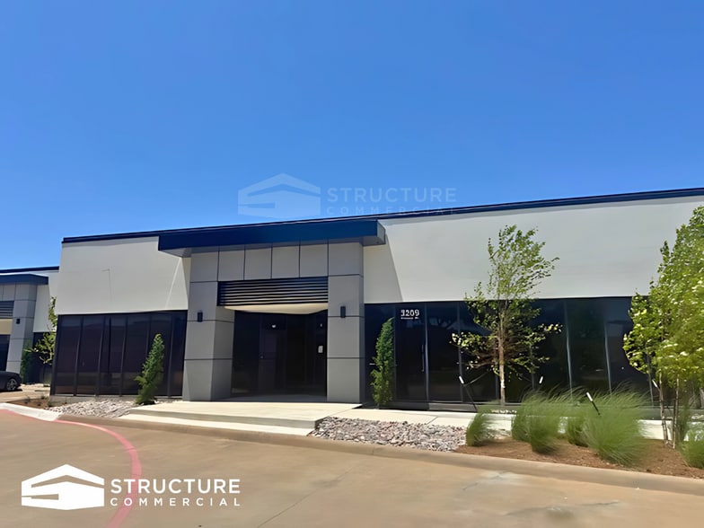 3209 Premier Dr, Plano, TX à louer - Photo de l’immeuble – Image 1 sur 5
