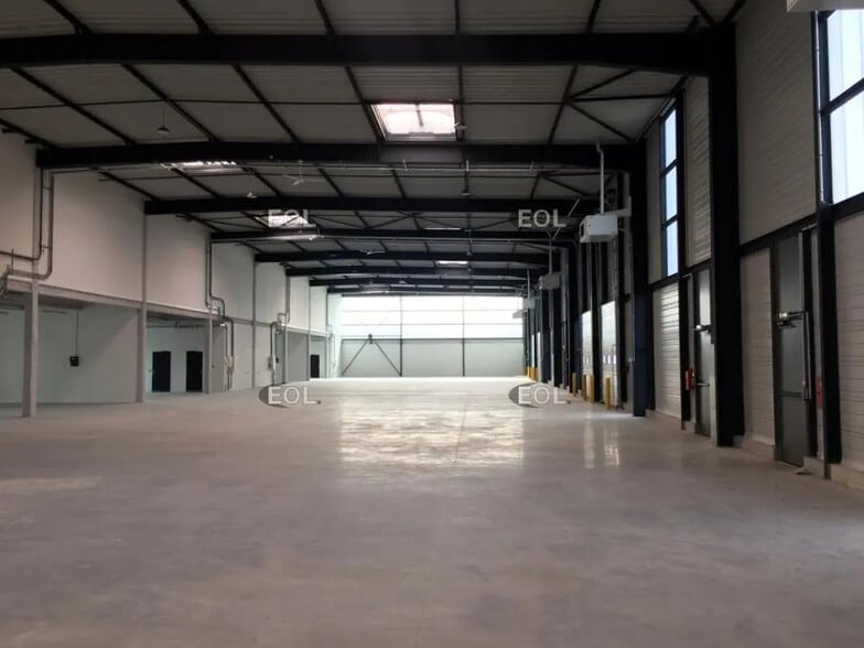 Local d’activités dans Bonneuil-sur-Marne à louer - Photo de l’immeuble – Image 2 sur 4