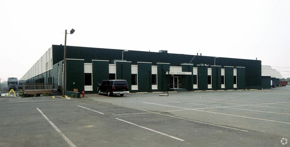 99 Hook Rd, Bayonne, NJ à louer - Photo de l’immeuble – Image 2 sur 9