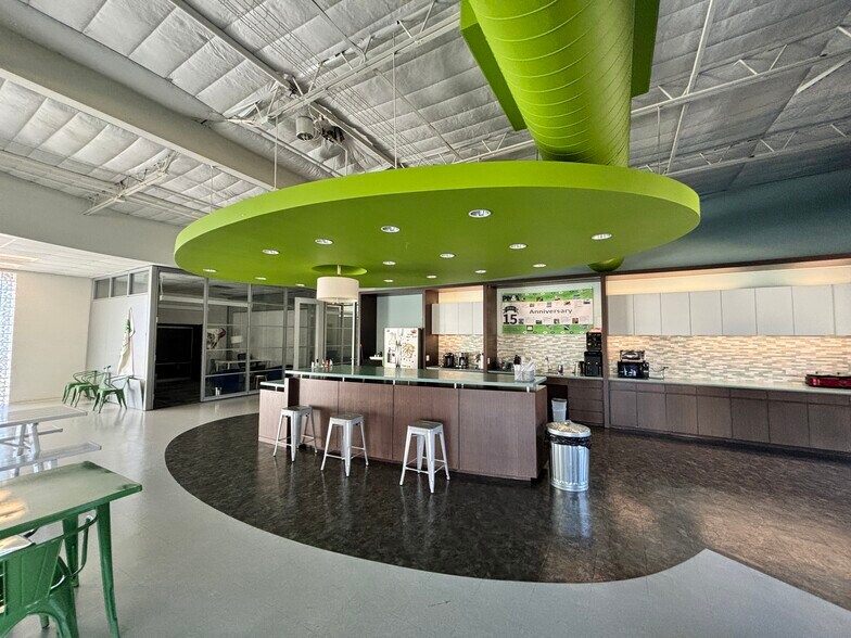 6801 Portwest Dr, Houston, TX à louer - Photo de l’immeuble – Image 3 sur 17