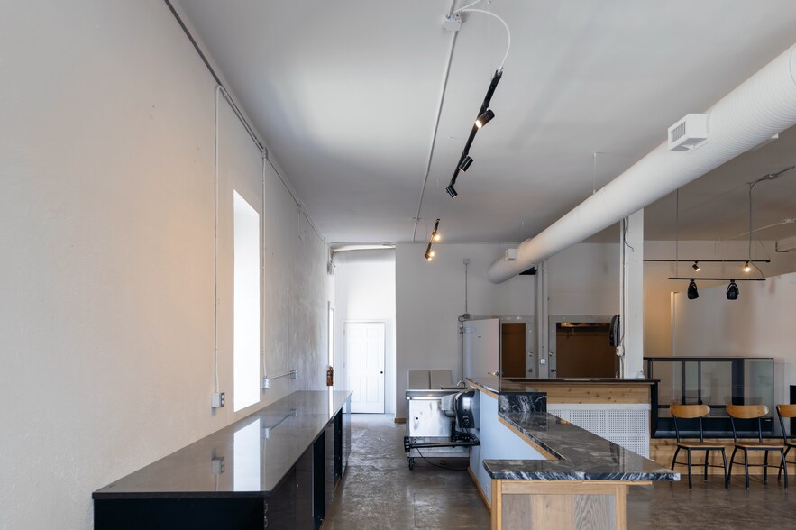 417 Riverfront Av SE, Calgary, AB à louer - Photo de l’immeuble – Image 3 sur 18