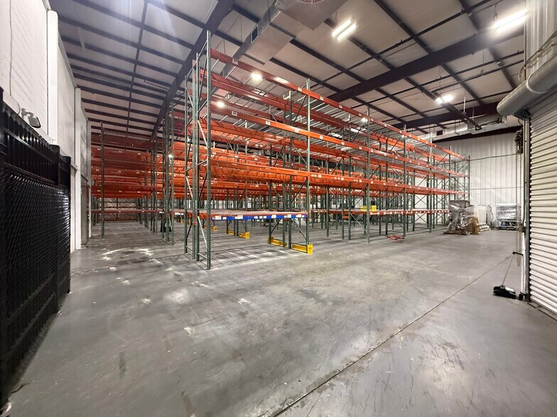13701 N 66th St, Largo, FL à louer - Photo de l’immeuble – Image 2 sur 21