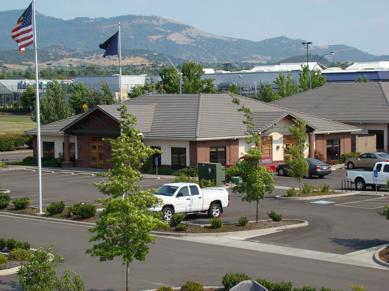 3549 Lear Way, Medford, OR à louer - Photo de l’immeuble – Image 2 sur 2