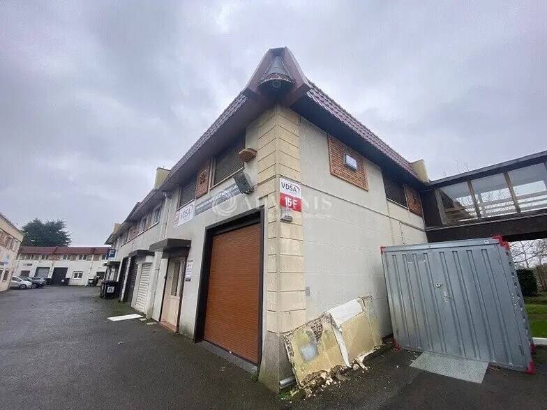 Local d’activités dans Massy à louer - Photo de l’immeuble – Image 2 sur 11