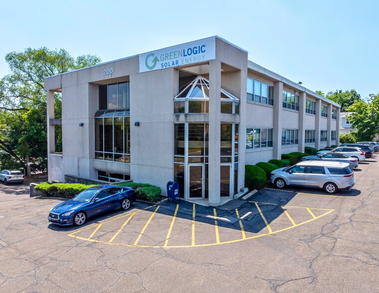 200-220 S Service Road, Roslyn, NY portefeuille de 2 biens à vendre sur LoopNet.fr - Photo de l’immeuble – Image 1 sur 24