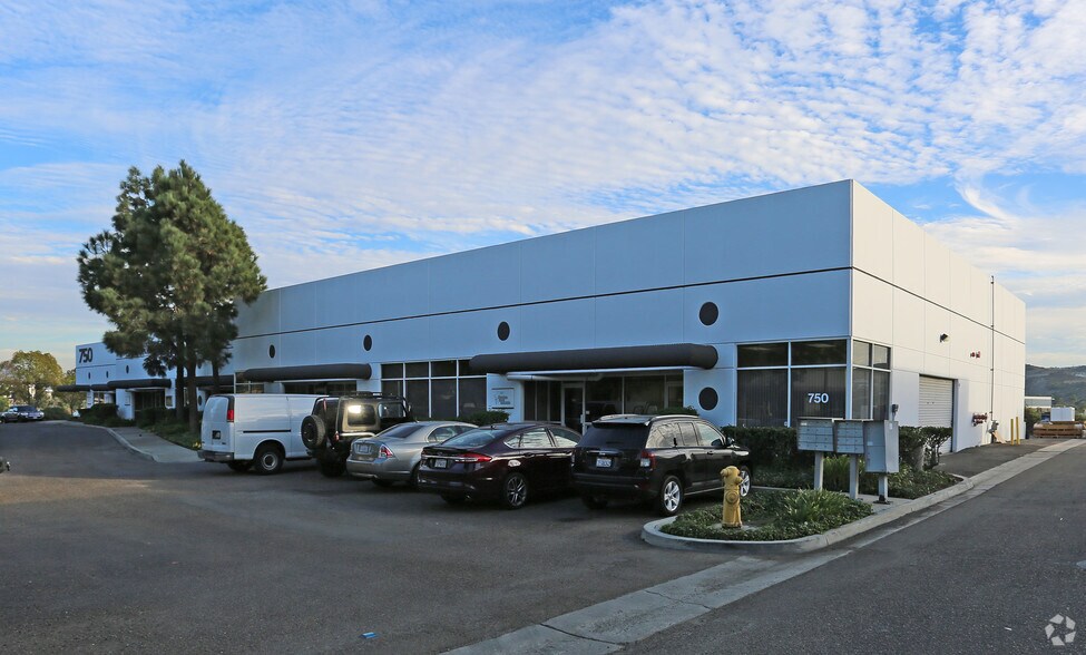 750 Design Ct, Chula Vista, CA à louer - Photo de l’immeuble – Image 2 sur 13
