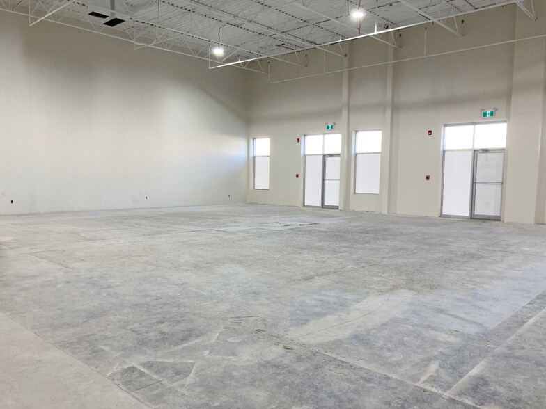 9950 Macleod Trl SE, Calgary, AB à louer - Photo intérieure – Image 3 sur 13