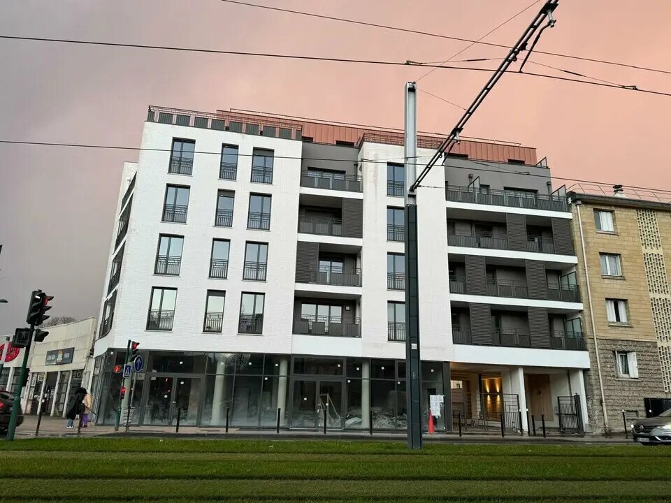 Local commercial dans Épinay-sur-Seine à louer Photo de l’immeuble– Image 1 sur 3