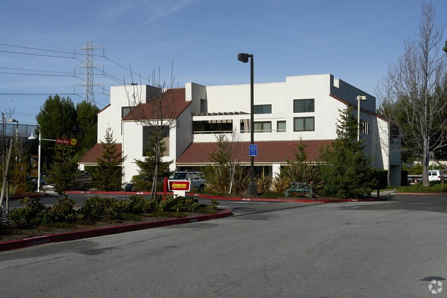 1111 Triton Dr, Foster City, CA à louer - Photo de l’immeuble – Image 1 sur 11