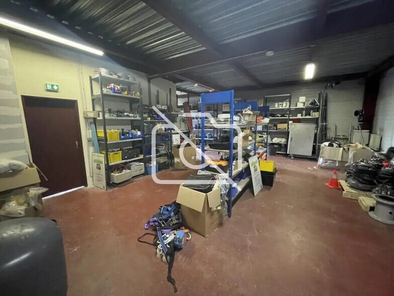 Local d'activités dans Saint-Mard à vendre - Photo de l’immeuble – Image 2 sur 3