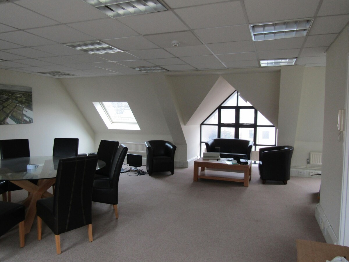 8 Milbanke Court, Milbanke Way, Bracknell, BKS RG12 1RP - Lot 8 - - Photo intérieure - Image 1 of 2