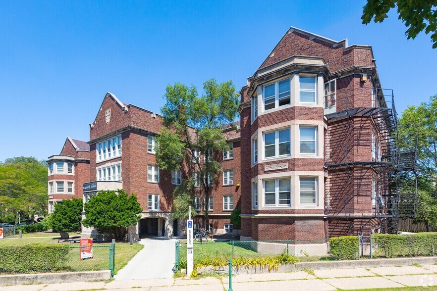 University of Chicago | 9.5% Cap Rate portefeuille de 2 biens à vendre sur LoopNet.fr - Photo de l’immeuble – Image 2 sur 9